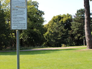 Fotoaufnahme der Grillwiese im Herminghauspark mit Hinweisschild zur Nutzung