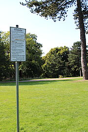 Fotoaufnahme der Grillwiese im Herminghauspark mit Hinweisschild zur Nutzung